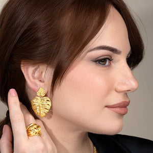 Anello Isola Bella- Monstera Gold - indossato