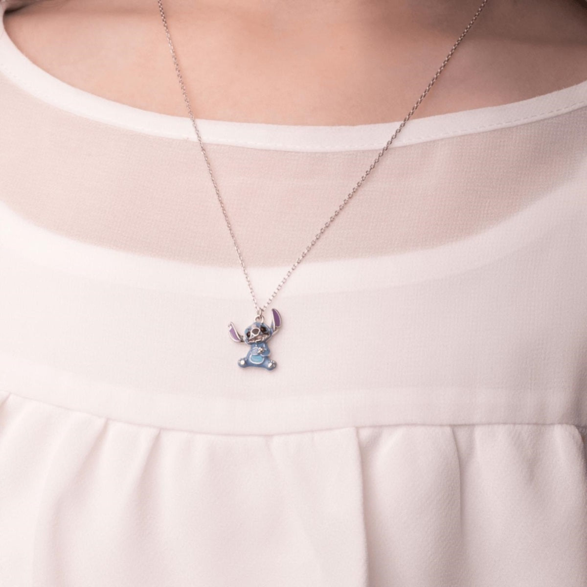 Collana Disney - Stitch in argento - CS00028SRHL-P.CS indossata