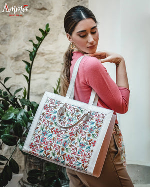 Shopping Bag Busy Ammia - Scaramanzia - Bianca e Cipria - indossata