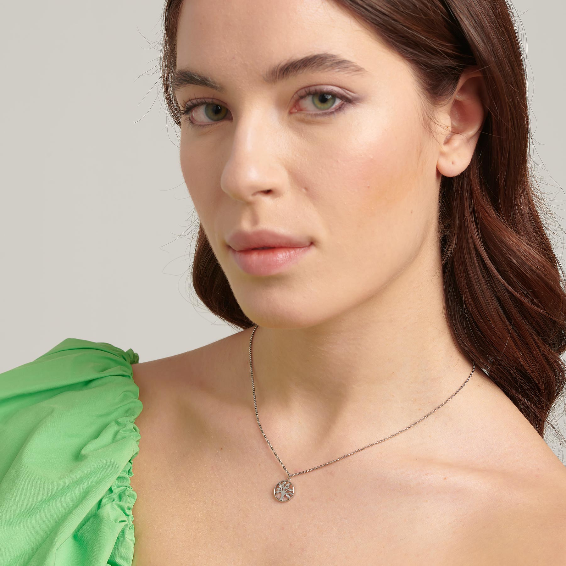 COLLANA CHAKRA ALBERO DELLA VITA - BHKN093  indossata