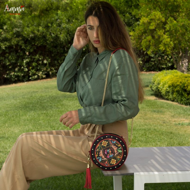Borsa Ammia - Bradamante - Round Bag Tamburì Nera e Rossa indossata